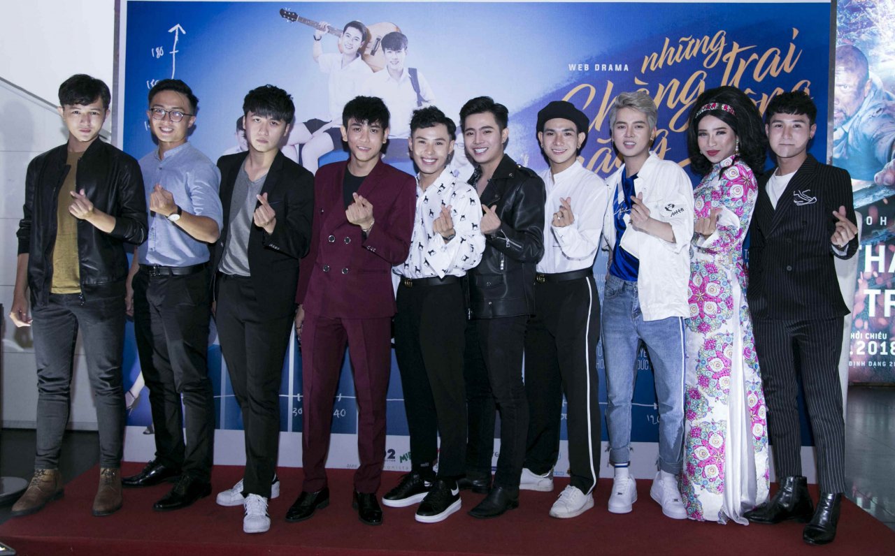 trai-xinh-gai-dep-dong-loat-do-bo-buoi-cong-chieu-phim-dam-my-nhung-chang-trai-nang-dong