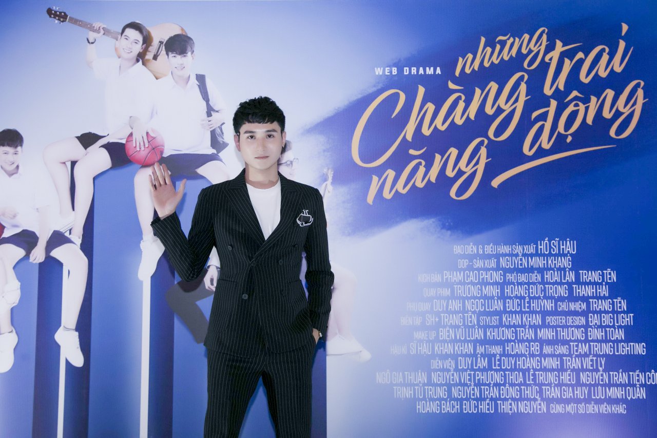 trai-xinh-gai-dep-dong-loat-do-bo-buoi-cong-chieu-phim-dam-my-nhung-chang-trai-nang-dong