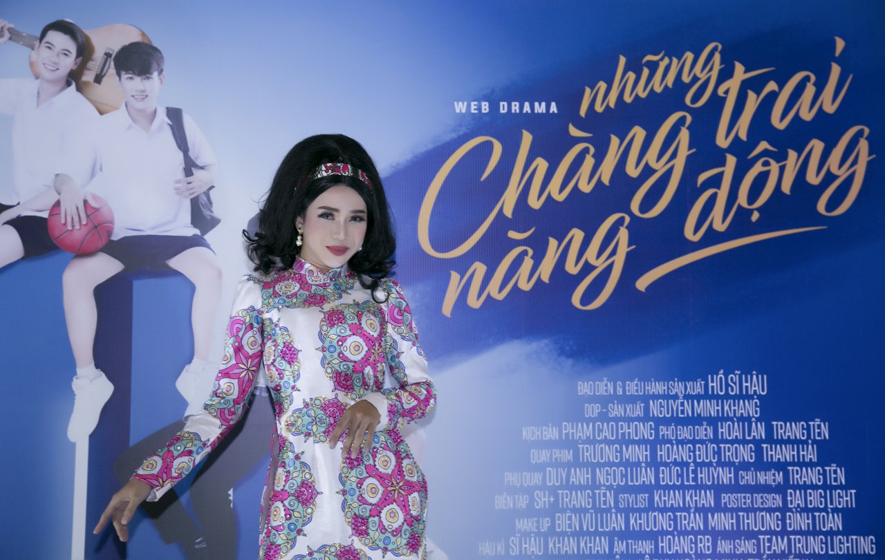 trai-xinh-gai-dep-dong-loat-do-bo-buoi-cong-chieu-phim-dam-my-nhung-chang-trai-nang-dong