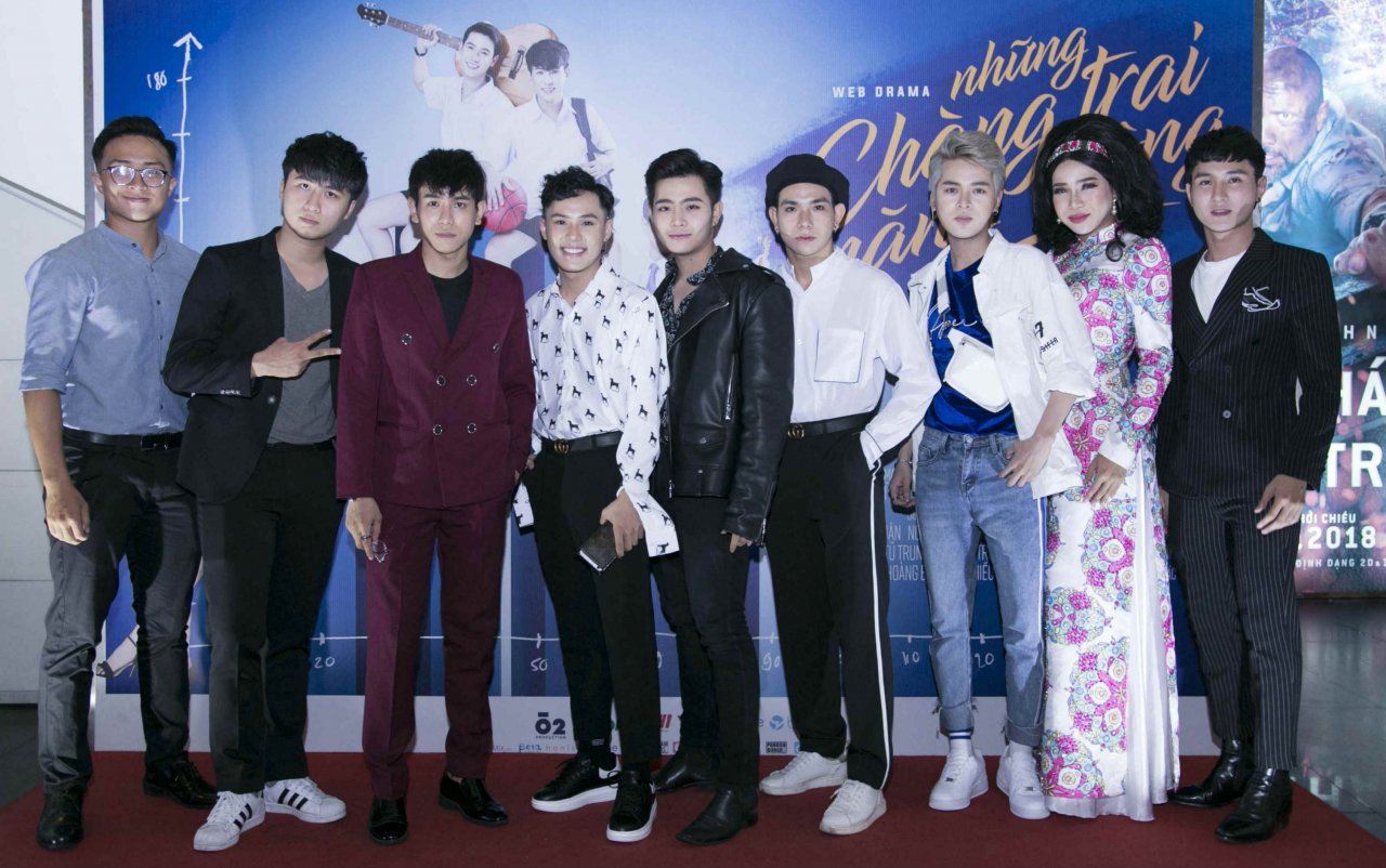 trai-xinh-gai-dep-dong-loat-do-bo-buoi-cong-chieu-phim-dam-my-nhung-chang-trai-nang-dong