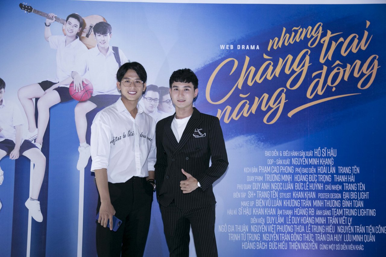 trai-xinh-gai-dep-dong-loat-do-bo-buoi-cong-chieu-phim-dam-my-nhung-chang-trai-nang-dong