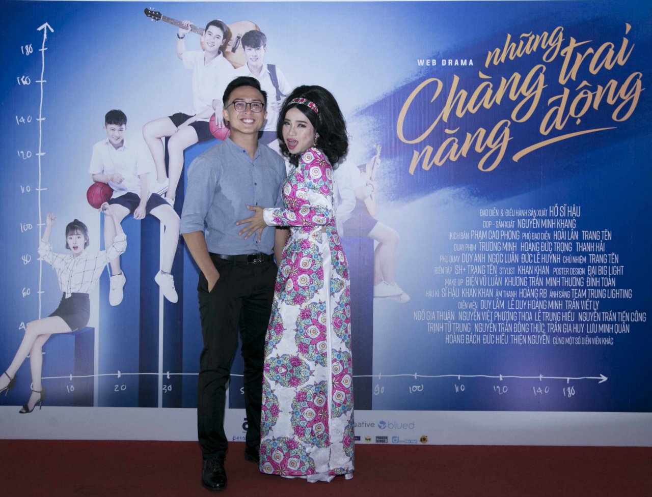 trai-xinh-gai-dep-dong-loat-do-bo-buoi-cong-chieu-phim-dam-my-nhung-chang-trai-nang-dong