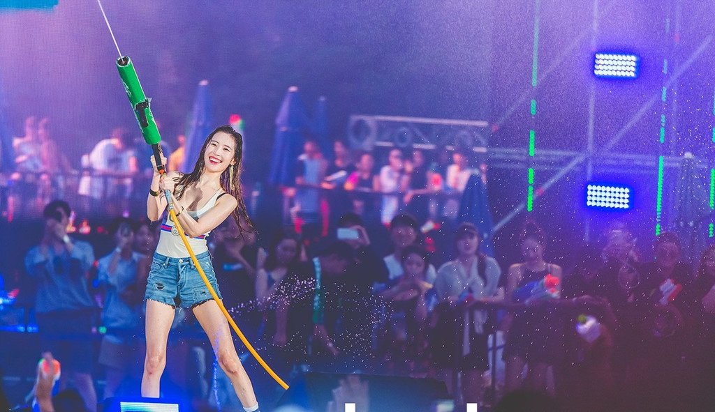 Hai 'nữ thần quyến rũ' Kpop đọ vẻ sexy khi diễn chung sự kiện