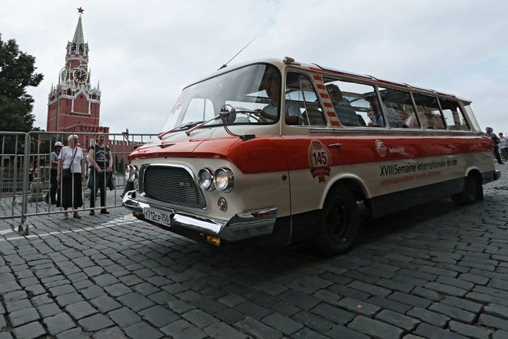 Ảnh: Xe ô tô cổ Liên Xô đẹp quyến rũ bên phụ nữ Nga ở trung tâm Moscow