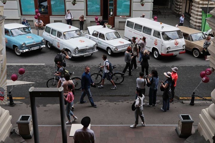 Ảnh: Xe ô tô cổ Liên Xô đẹp quyến rũ bên phụ nữ Nga ở trung tâm Moscow