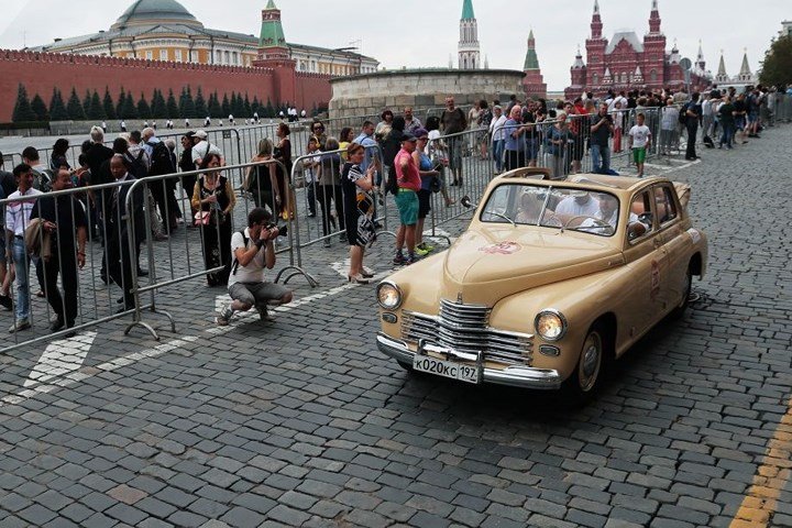 Ảnh: Xe ô tô cổ Liên Xô đẹp quyến rũ bên phụ nữ Nga ở trung tâm Moscow
