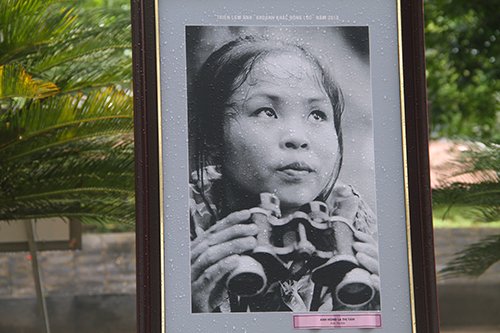 Bộ trưởng Y tế hát 'Người con gái sông La' tặng anh hùng La Thị Tám