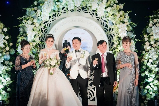 chuyen-cua-sao-tro-cung-dong-nhi-huyen-dung-tiet-lo-duoc-ong-xa-yeu-chieu-nhu-bau-vat