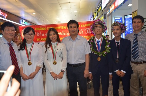 doan-hoc-sinh-viet-nam-gianh-3-huy-chuong-vang-olympic-tro-ve-nuoc-trong-vinh-quang