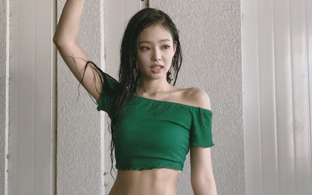 jennie-black-pink-dot-mat-fans-voi-body-xuat-sac
