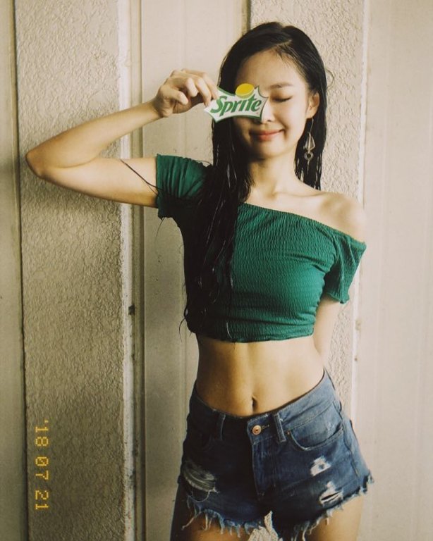 jennie-black-pink-dot-mat-fans-voi-body-xuat-sac