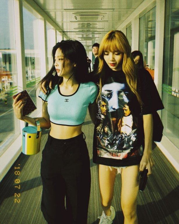 jennie-black-pink-dot-mat-fans-voi-body-xuat-sac
