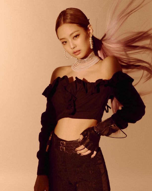 jennie-black-pink-dot-mat-fans-voi-body-xuat-sac