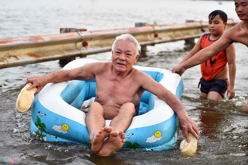 Đổ xô ra đường bơi lội, đánh cá sau hai ngày mưa ngập