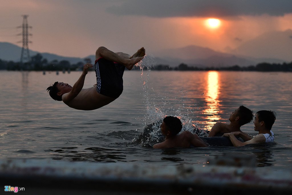 Đổ xô ra đường bơi lội, đánh cá sau hai ngày mưa ngập