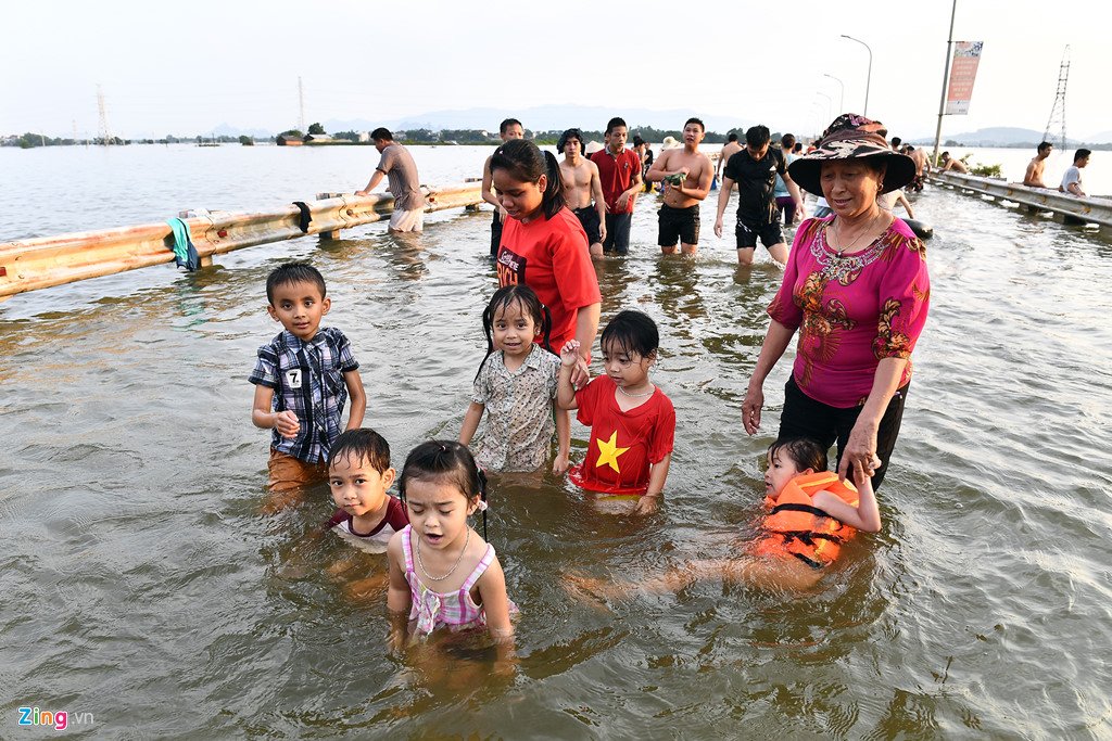 Đổ xô ra đường bơi lội, đánh cá sau hai ngày mưa ngập