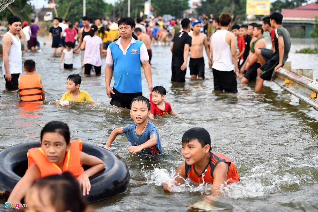 Đổ xô ra đường bơi lội, đánh cá sau hai ngày mưa ngập