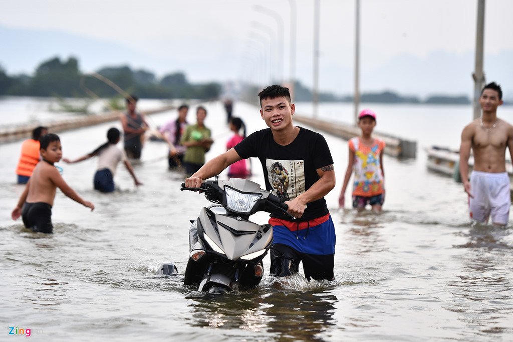 Đổ xô ra đường bơi lội, đánh cá sau hai ngày mưa ngập