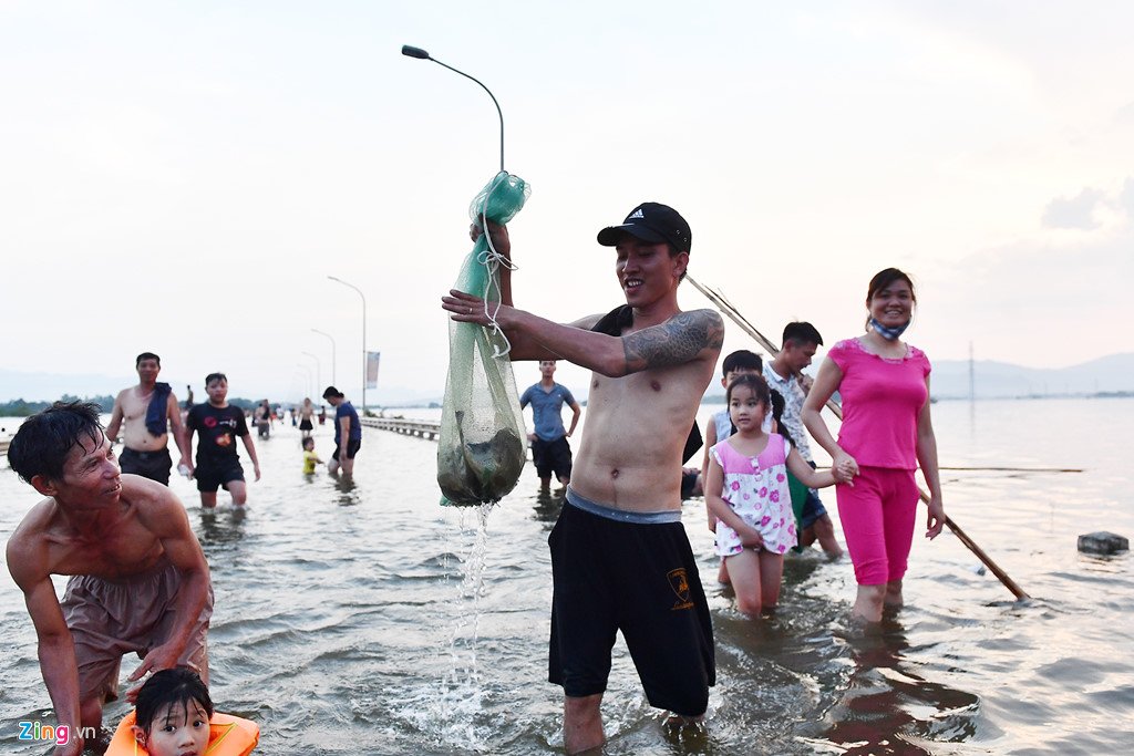 Đổ xô ra đường bơi lội, đánh cá sau hai ngày mưa ngập