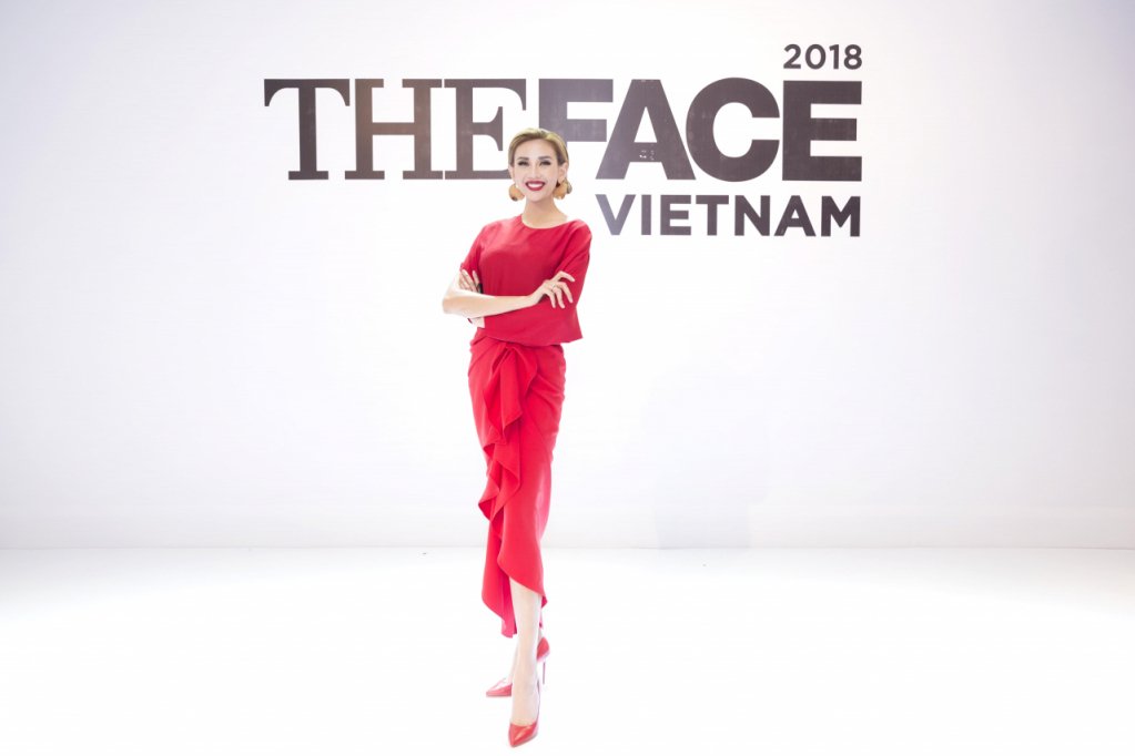 vo-hoang-yen-bat-ngo-noi-loan-voi-mai-toc-xoan-tit-va-lan-da-nau-theo-phong-cach-disco