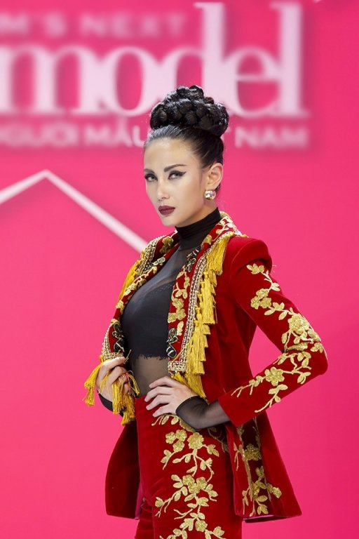 vo-hoang-yen-bat-ngo-noi-loan-voi-mai-toc-xoan-tit-va-lan-da-nau-theo-phong-cach-disco