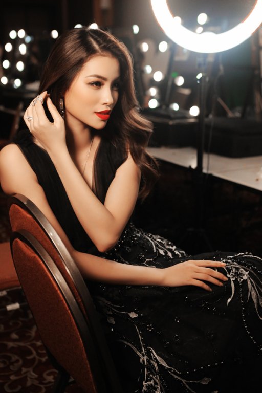 dung-vay-voi-angela-baby-pham-huong-ghi-diem-nho-than-thai-rang-ro-ngot-ngao-tran-day-suc-song