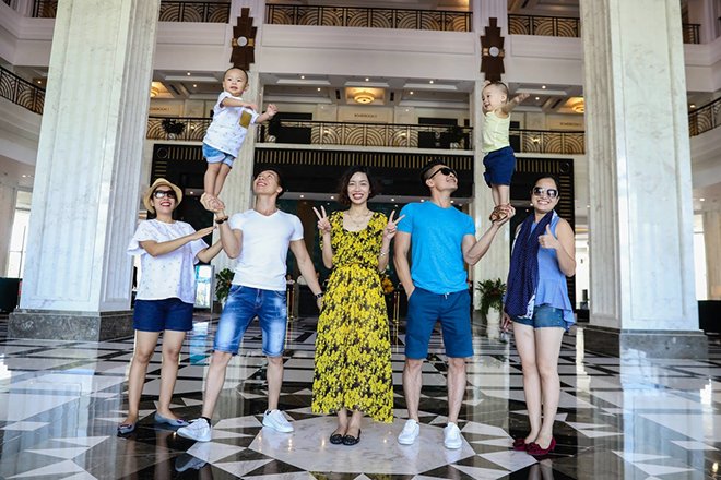 he-lo-nhung-hinh-anh-quoc-co-quoc-nghiep-gay-chu-y-khi-chong-dau-di-tren-duong-pho-anh