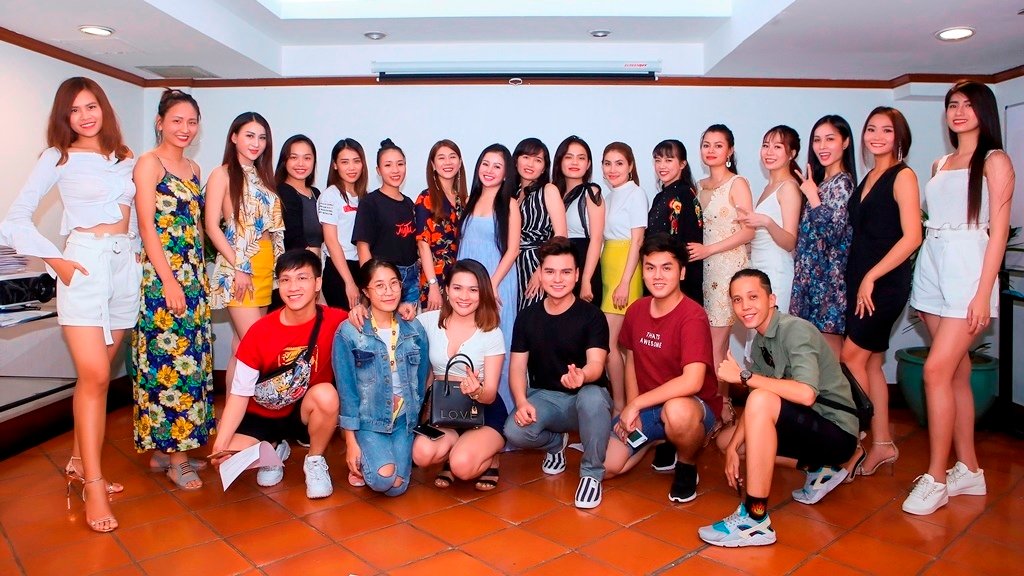 mc-phan-anh-sieu-mau-vo-hoang-yen-ngoi-ghe-giam-khao-hoa-hau-dai-su-hoan-vu-2018-tai-thai-lan