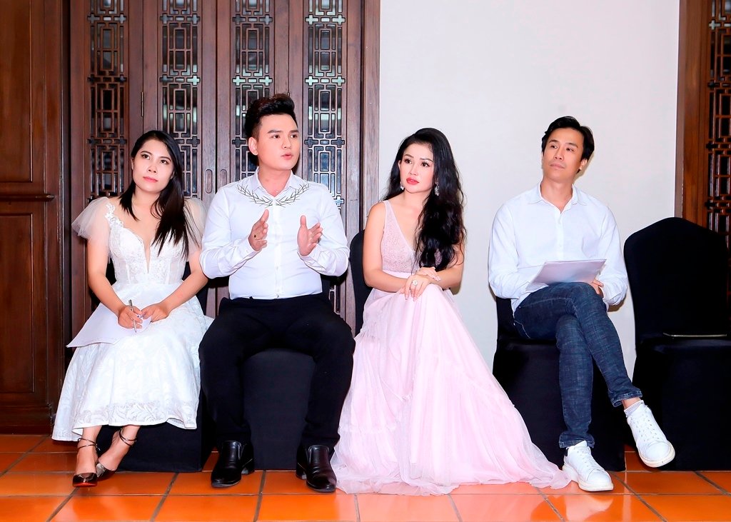 mc-phan-anh-sieu-mau-vo-hoang-yen-ngoi-ghe-giam-khao-hoa-hau-dai-su-hoan-vu-2018-tai-thai-lan