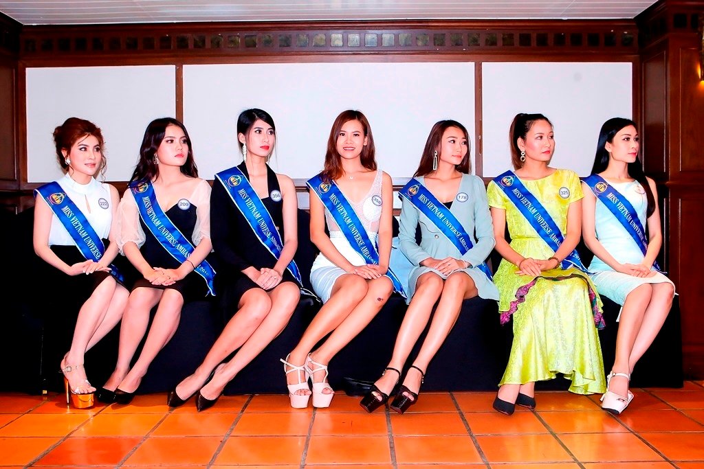 mc-phan-anh-sieu-mau-vo-hoang-yen-ngoi-ghe-giam-khao-hoa-hau-dai-su-hoan-vu-2018-tai-thai-lan