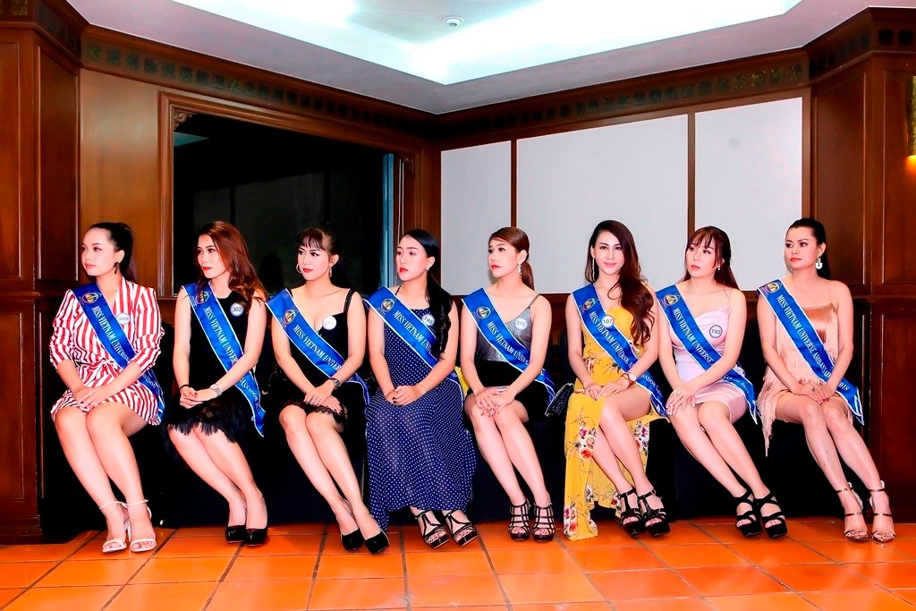 mc-phan-anh-sieu-mau-vo-hoang-yen-ngoi-ghe-giam-khao-hoa-hau-dai-su-hoan-vu-2018-tai-thai-lan