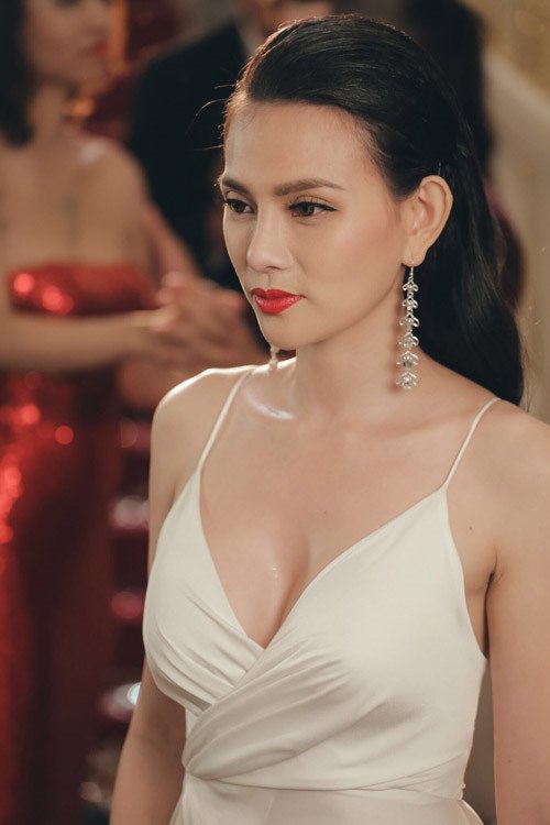 sau-nghi-van-dao-keo-thu-thuy-khoe-than-hinh-gai-mot-con-goi-cam-cho-ca-khuc-moi-ra-mat