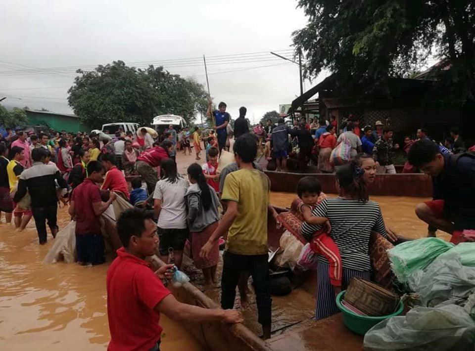 Vỡ đập thủy điện Lào, hàng nghìn người trong cảnh màn trời chiếu đất