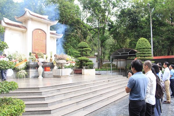 bai-em-gui-chi-suong-a-trao-tang-so-tiet-kiem-va-hoc-bong-cho-4-dua-tre-bat-hanh-o-ha-tinh