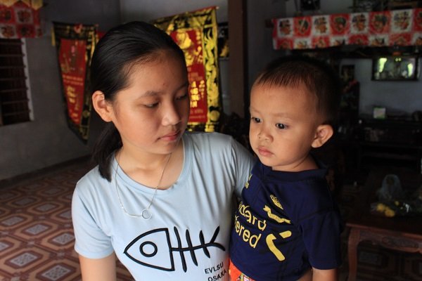 bai-em-gui-chi-suong-a-trao-tang-so-tiet-kiem-va-hoc-bong-cho-4-dua-tre-bat-hanh-o-ha-tinh