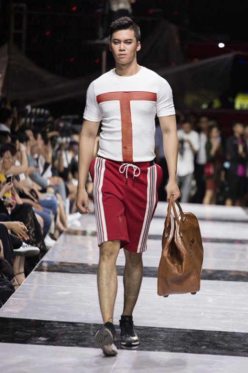 lan-khue-minh-tu-lan-dau-tien-song-kiem-hop-bich-tren-san-catwalk-trong-vai-tro-vedette