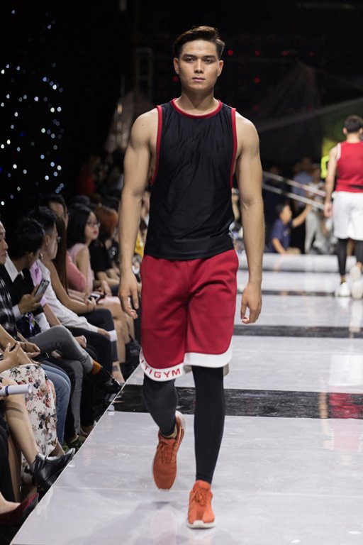 lan-khue-minh-tu-lan-dau-tien-song-kiem-hop-bich-tren-san-catwalk-trong-vai-tro-vedette