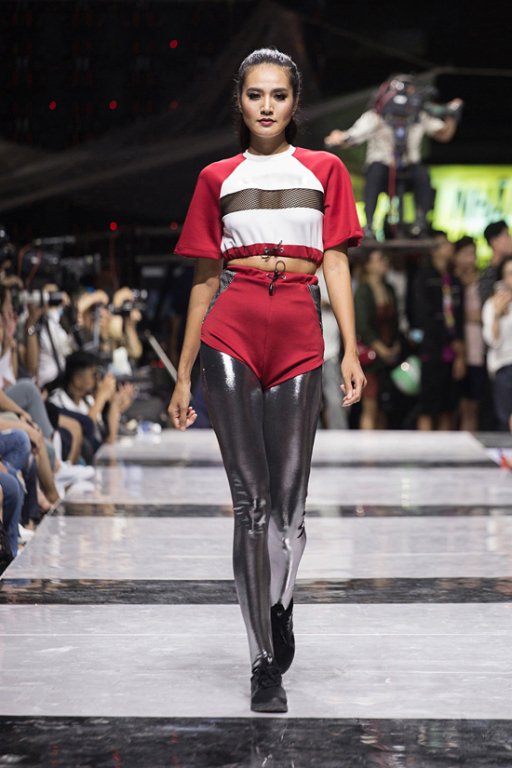 lan-khue-minh-tu-lan-dau-tien-song-kiem-hop-bich-tren-san-catwalk-trong-vai-tro-vedette