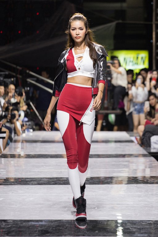 lan-khue-minh-tu-lan-dau-tien-song-kiem-hop-bich-tren-san-catwalk-trong-vai-tro-vedette