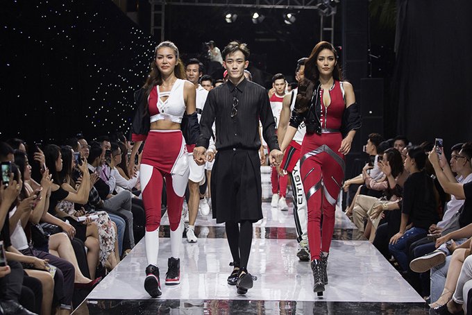 lan-khue-minh-tu-lan-dau-tien-song-kiem-hop-bich-tren-san-catwalk-trong-vai-tro-vedette