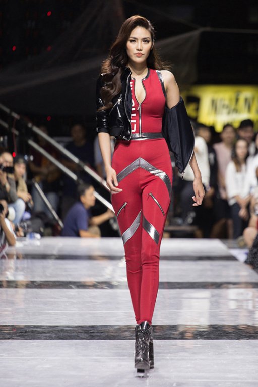 lan-khue-minh-tu-lan-dau-tien-song-kiem-hop-bich-tren-san-catwalk-trong-vai-tro-vedette