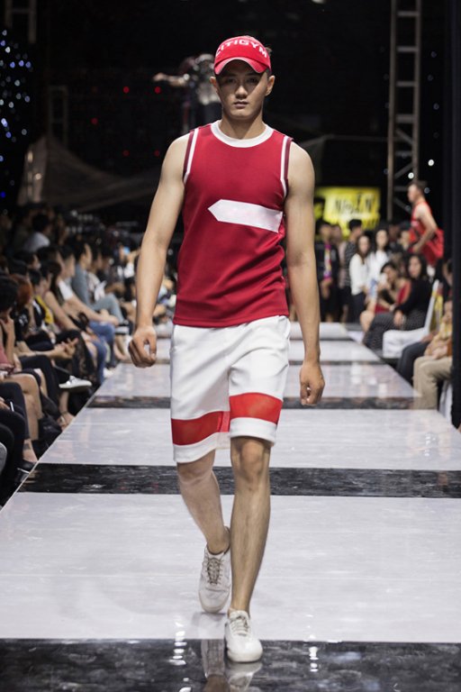 lan-khue-minh-tu-lan-dau-tien-song-kiem-hop-bich-tren-san-catwalk-trong-vai-tro-vedette
