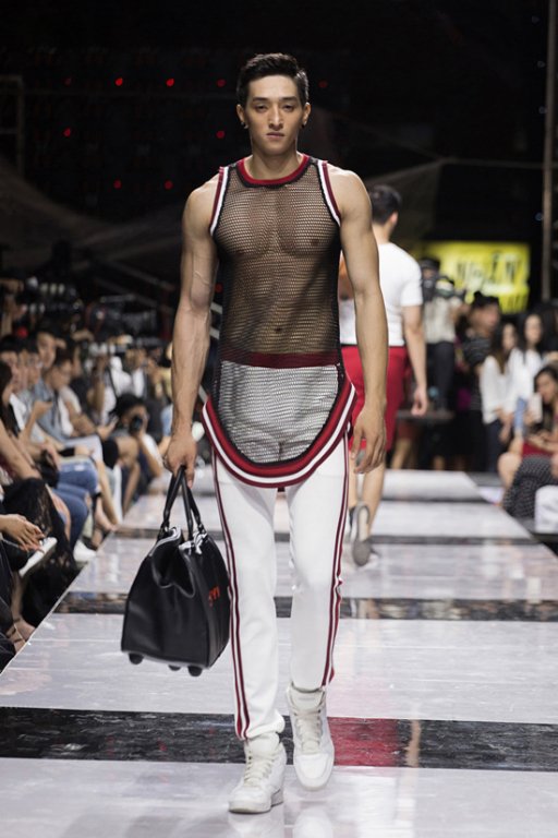 lan-khue-minh-tu-lan-dau-tien-song-kiem-hop-bich-tren-san-catwalk-trong-vai-tro-vedette