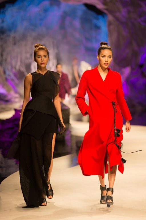 lan-khue-minh-tu-lan-dau-tien-song-kiem-hop-bich-tren-san-catwalk-trong-vai-tro-vedette