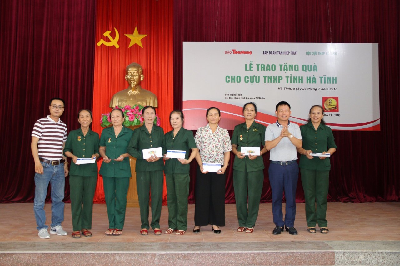 tap-doan-tan-hiep-phat-tang-qua-cho-cac-cuu-thanh-nien-xung-phong-tai-nghe-an-ha-tinh