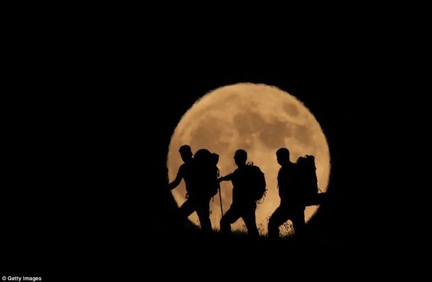 3 người đang leo núi Artos ở Thổ Nhĩ Kỳ khi Mặt Trăng tỏa sáng phía sau họ. Ảnh: Getty
