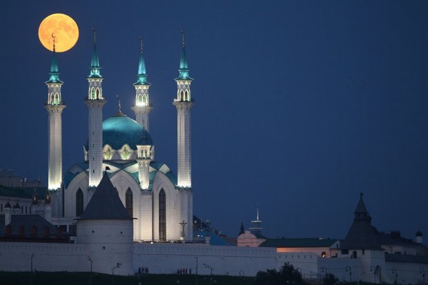 Cảnh tượng tuyệt đẹp ở khu vực Nhà thờ Hồi giáo Qolsharif, Kazan, miền trung nước Nga trong đêm nguyệt thực. Ảnh: TASS