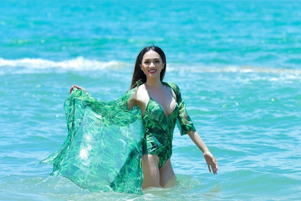 huong-giang-dien-ao-tam-goi-cam-bat-ngo-xuat-hien-trong-mv-duoc-dau-tu-tien-ty-cua-dam-vinh-hung