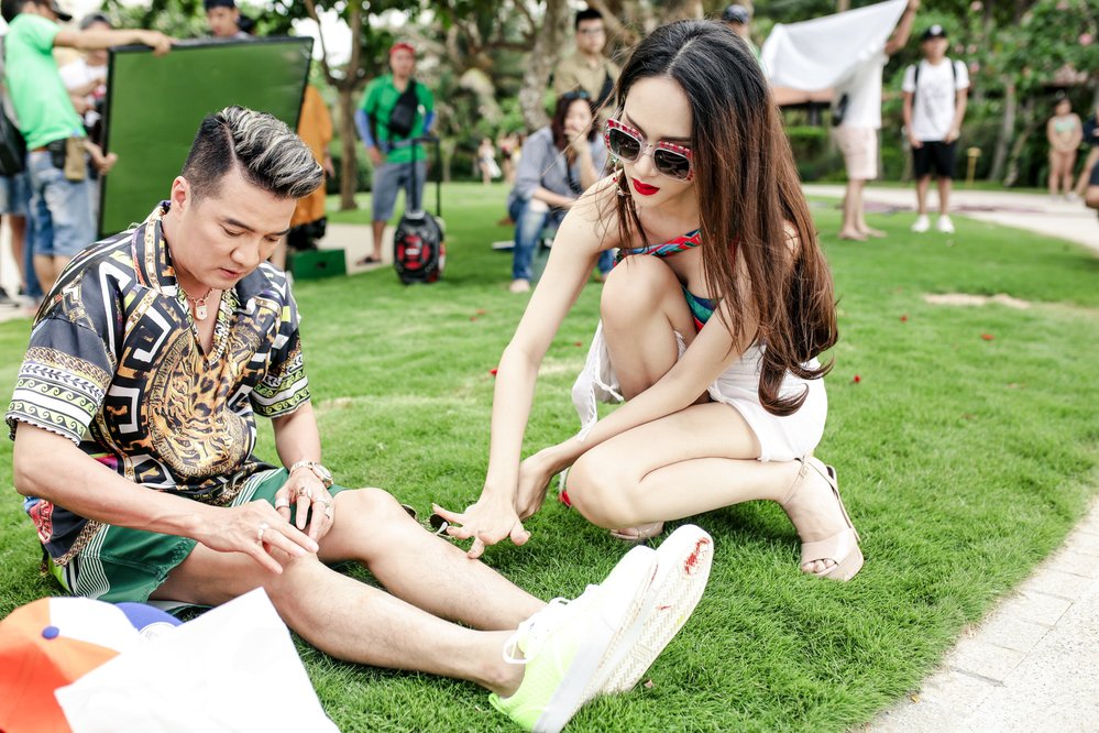 huong-giang-dien-ao-tam-goi-cam-bat-ngo-xuat-hien-trong-mv-duoc-dau-tu-tien-ty-cua-dam-vinh-hung