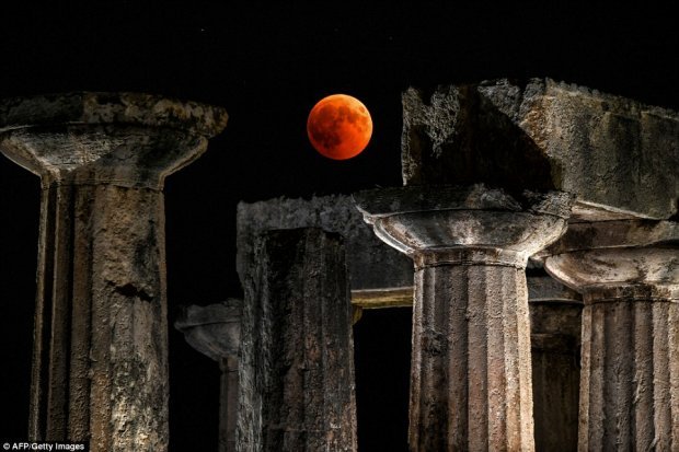 Một góc đền thờ Apollo ở Corinth, Hy Lạp với “Trăng máu”. Các nhà khoa học cho biết sở dĩ Mặt Trăng có màu đỏ trong nguyệt thực toàn phần là do một hiệu ứng có tên là tán xạ Rayleigh. Ảnh: AFP/Getty